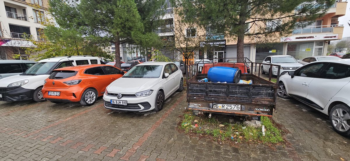 AtakOnur's tweet photo. cevabından başka hiçbir sonuç elde edemedim. Şu hale bakın, burası Ertuğrul Mahallesi, Eflatun Sokak, Tarım Kredi Kooperatifleri Market önündeki açık park alanı. Çöp konteynerlerinin hali ortada, atıl araç en az 5 yıldır pislik içinde orada, otopark karavan parkına dönmüş. https://t.co/dbtR2yhIaQ