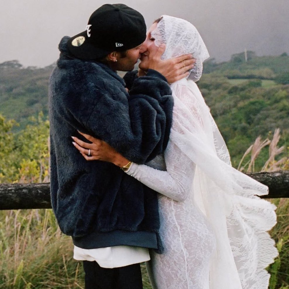 nikkiluvsbiebs3's tweet image. Mr. and Mrs. Bieber 🥹🥰❤️