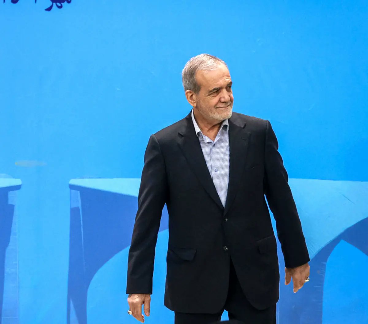 بدون هیچ نقطه حتی خاکستری در کارنامه 
تمام زندگیش رو به ایران خدمت کرده
امروز جلوی هیولاهایی ایستاده که هیچ دولتی جرات همچین کاری رو نداشت
خدایا بخاطر عزت مردم ایران به این مرد کمک کن