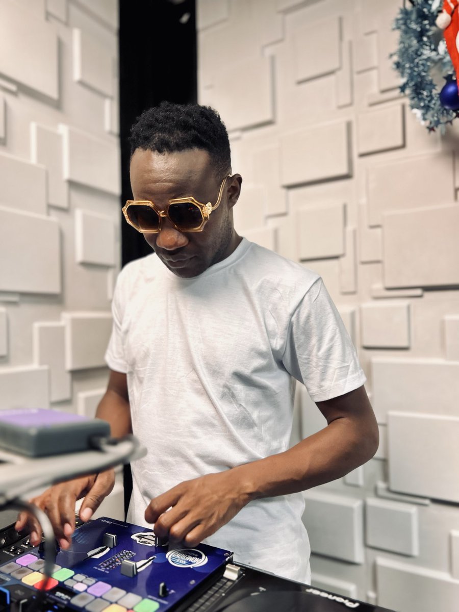 HomeboyzRadio's tweet photo. Leo unaziwashia wapi? 🔥
DJ Demakufu on the decks bringing pure reggae vibes, riddim steady and energy irie!
Tukutane Mtaani as we groove, vibe and skank through #ReggaeTuesdays.
One love! 
#MtaaniHBR https://t.co/RCP4N4BS5q