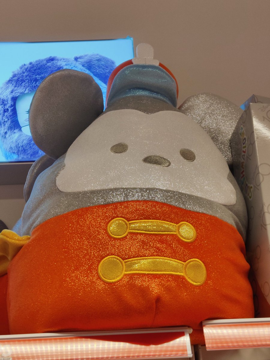 CalmingMadness's tweet image. If this wasn't huge and expensive I probably would have bought it, it's so cute!! ✨ #Disney #Squishmallows