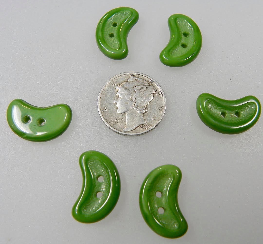 guybead's tweet image. I have been busy getting a variety of buttons ready to post to our Wild Things Beads Destash group on facebook. I unearthed some more Czechoslovakian Vintage Crate Glass Buttons, Some very nice metal German Buttons and some very nice Czech Uranium Glass buttons. Enjoy