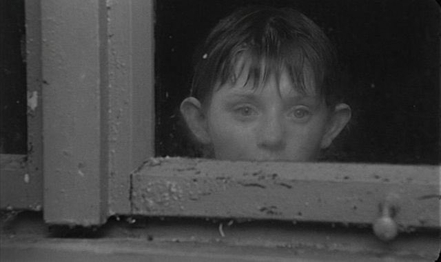 El cine de Béla Tarr fue radical. Frente a una industria obsesionada con el ritmo, el espectáculo y la narrativa eficiente, él eligió la duración, el silencio y el agotamiento. Sus planos secuencia no buscaban deslumbrar, sino obligarnos a permanecer ahí cuando todo invita a