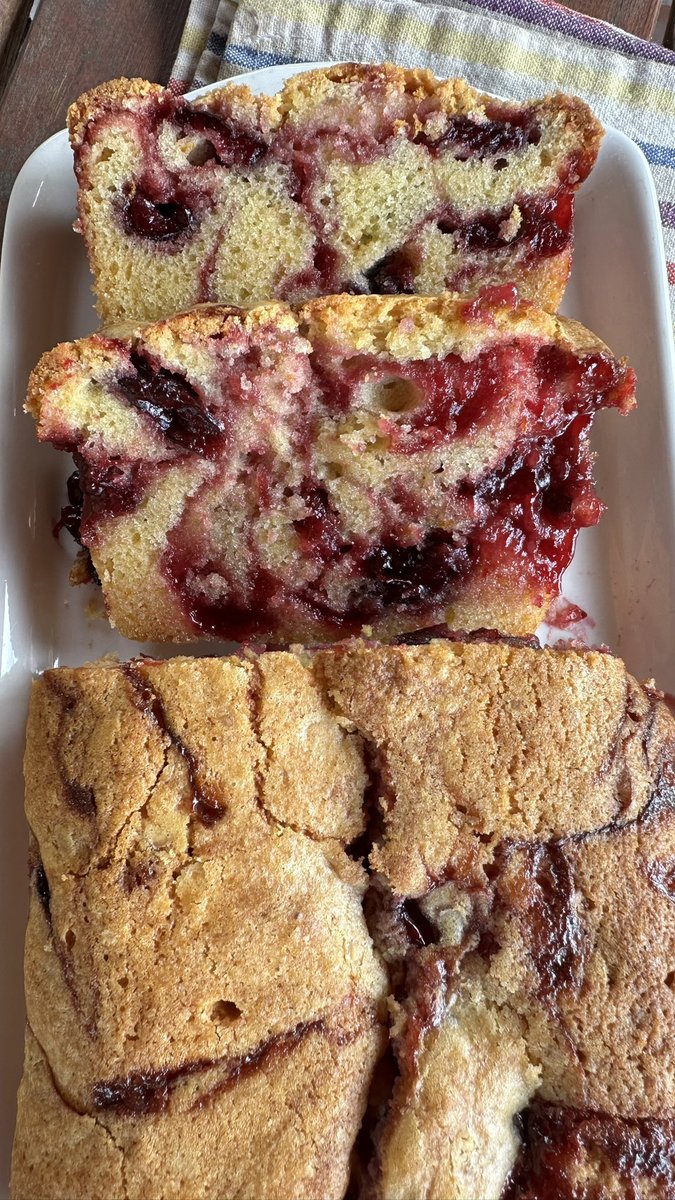PedroLambertini's tweet photo. El contraste entre el dulzor vainillado del chocolate blanco y la acidez frutal de la cereza se luce en este budín original y elegante para arrancar el año a pura gula.
La fruta va en compota espesa, como en la selva negra o el strudel, para controlar humedad y lograr vetas limpias.

Budín de chocolate blanco y cerezas veteado

Ingredientes
Para un molde de budín inglés de 23x11x7 cm enmantecado y enharinado

Masa

110 g manteca blanda
100 g azúcar
2 huevos
1 yema
150 g chocolate cobertura blanco, derretido @codelandchocolates (ig)
180 g harina 0000
10 g polvo de hornear (2 cditas de café)
1 pizca generosa de sal
Ralladura de ½ naranja
Ralladura de ½ limón
1–2 cdas de leche (solo si la masa queda muy espesa)

Compota espesada de cerezas

250 g cerezas descarozadas
60 g azúcar
1 cdita de jugo de limón
1 cdita de almidón de maíz
1 cda de agua
Una tapita de Kirsch, Marraschino u otro licor de cereza (ver Lambertips)

Procedimiento

Para la compota:

Colocar en una ollita las cerezas, el azúcar, el jugo de limón y llevar al fuego, tapada, hasta que hierva. Bajar el fuego y seguir cocinando. Espumar.
Mezclar el almidón con el agua, agregar a la olla y hervir hasta que espese. Apagar el fuego, dejar enfriar y sumar el aguardiente o licor de cereza.

Para el budín:
Colocar el chocolate blanco a baño María y fundir del todo o dejar pedacitos (es a gusto).
Batir la manteca con el azúcar y las ralladuras hasta que esté cremosa. Incorporar los huevos de a uno. Sumar el chocolate blanco a temperatura ambiente. Agregar la harina y el polvo de hornear tamizados. Ajustar la textura con un poco de leche si hiciera falta: la masa debe caer pesada de la espátula.

Volcar dos tercios de la masa en el molde. Distribuir cucharadas de compota sin llegar a los bordes. Cubrir con el resto de la masa y vetear con un cuchillo, dos o tres pasadas largas, nada más.

Horno a 170 °C durante 50–60 minutos.
Palillo con miga húmeda, no seco.
Dejar enfriar, desmolar y presentar solo, apenas con impalpable o hilos de chocolate blanco.

Lambertips

— Como las cerezas no son tan ácidas como las guindas, y en esta receta el contrapunto ácido es esencial, se potencia con ese poco de jugo de limón.
— Mantener el molde de budín ya preparado en el freezer antes de llenar con la mezcla optimiza la antiadherencia.
— Si no tienen Kirsch o licor de cereza, una “trampa” —sobre todo si quieren aumentar la aceptación del budín entre los niños— es ponerle media cdita de gelatina de cerezas a la compota (justo después de apagar el fuego). Esto potencia el color, el sabor y el perfume. Es apenas, como si fuera una esencia. 🤫
— Como casi todos los budines bien hechos, el sabor mejora al día siguiente.