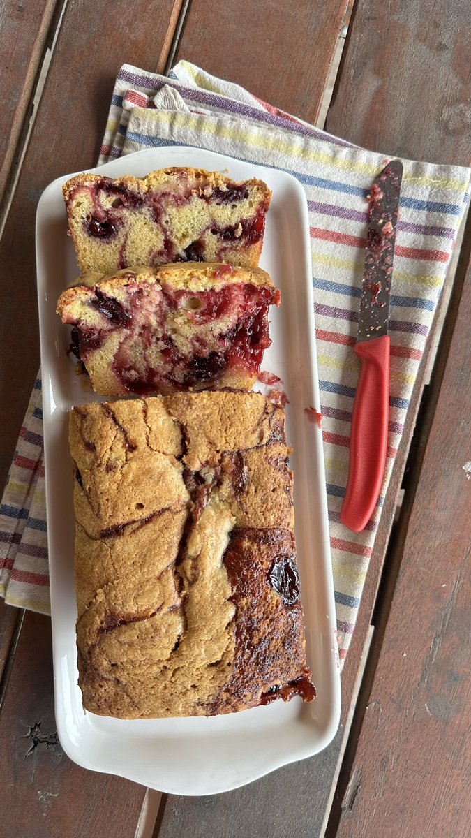 PedroLambertini's tweet photo. El contraste entre el dulzor vainillado del chocolate blanco y la acidez frutal de la cereza se luce en este budín original y elegante para arrancar el año a pura gula.
La fruta va en compota espesa, como en la selva negra o el strudel, para controlar humedad y lograr vetas limpias.

Budín de chocolate blanco y cerezas veteado

Ingredientes
Para un molde de budín inglés de 23x11x7 cm enmantecado y enharinado

Masa

110 g manteca blanda
100 g azúcar
2 huevos
1 yema
150 g chocolate cobertura blanco, derretido @codelandchocolates (ig)
180 g harina 0000
10 g polvo de hornear (2 cditas de café)
1 pizca generosa de sal
Ralladura de ½ naranja
Ralladura de ½ limón
1–2 cdas de leche (solo si la masa queda muy espesa)

Compota espesada de cerezas

250 g cerezas descarozadas
60 g azúcar
1 cdita de jugo de limón
1 cdita de almidón de maíz
1 cda de agua
Una tapita de Kirsch, Marraschino u otro licor de cereza (ver Lambertips)

Procedimiento

Para la compota:

Colocar en una ollita las cerezas, el azúcar, el jugo de limón y llevar al fuego, tapada, hasta que hierva. Bajar el fuego y seguir cocinando. Espumar.
Mezclar el almidón con el agua, agregar a la olla y hervir hasta que espese. Apagar el fuego, dejar enfriar y sumar el aguardiente o licor de cereza.

Para el budín:
Colocar el chocolate blanco a baño María y fundir del todo o dejar pedacitos (es a gusto).
Batir la manteca con el azúcar y las ralladuras hasta que esté cremosa. Incorporar los huevos de a uno. Sumar el chocolate blanco a temperatura ambiente. Agregar la harina y el polvo de hornear tamizados. Ajustar la textura con un poco de leche si hiciera falta: la masa debe caer pesada de la espátula.

Volcar dos tercios de la masa en el molde. Distribuir cucharadas de compota sin llegar a los bordes. Cubrir con el resto de la masa y vetear con un cuchillo, dos o tres pasadas largas, nada más.

Horno a 170 °C durante 50–60 minutos.
Palillo con miga húmeda, no seco.
Dejar enfriar, desmolar y presentar solo, apenas con impalpable o hilos de chocolate blanco.

Lambertips

— Como las cerezas no son tan ácidas como las guindas, y en esta receta el contrapunto ácido es esencial, se potencia con ese poco de jugo de limón.
— Mantener el molde de budín ya preparado en el freezer antes de llenar con la mezcla optimiza la antiadherencia.
— Si no tienen Kirsch o licor de cereza, una “trampa” —sobre todo si quieren aumentar la aceptación del budín entre los niños— es ponerle media cdita de gelatina de cerezas a la compota (justo después de apagar el fuego). Esto potencia el color, el sabor y el perfume. Es apenas, como si fuera una esencia. 🤫
— Como casi todos los budines bien hechos, el sabor mejora al día siguiente.
