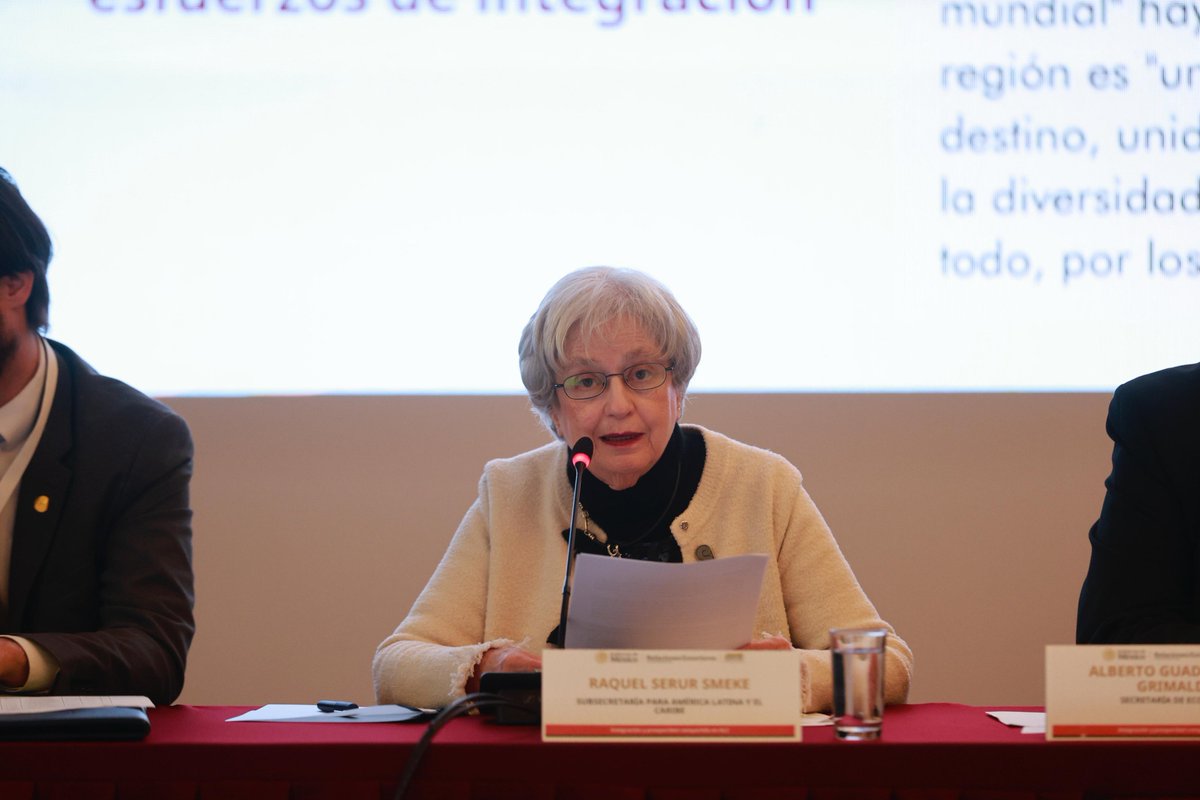 SRE_mx's tweet photo. 📸 En el marco de la XXXVII Reunión de Titulares de Embajadas y Consulados 2026, que encabeza el canciller Juan Ramón de la Fuente, se llevó a cabo la mesa de diálogo "Integridad y prosperidad compartida en América Latina", presidida por Raquel Serur (@RaquelSerur3), subsecretaria para América Latina y el Caribe, quien enfatizó la importancia de construir esferas de integración regional en ámbitos prioritarios para el bienestar de los pueblos latinoamericanos y caribeños. 

Así, el diálogo se centró en tres de las principales necesidades y desafíos comunes en la región: la seguridad alimentaria, la autosuficiencia sanitaria, y la cooperación y transición energética.

Estos objetivos fundamentales, así como iniciativas concretas en términos de construcción de cadenas de valor y articulación de proyectos de cooperación, abonarán a la aspiración estratégica de avanzar hacia una mayor autonomía regional, promoviendo el desarrollo y la prosperidad compartida, reiterada por la presidenta de México, Claudia Sheinbaum (@Claudiashein), en múltiples foros internacionales y regionales.

#REC2026