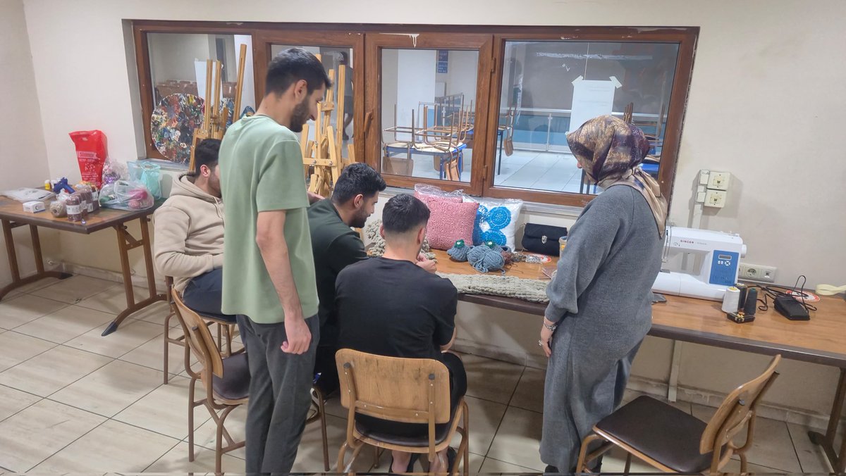 📍İshak Paşa Yurdu
Yurdumuzda açılan "Dikiş  Nakış" kursunda öğrencilerimiz hem eğleniyor hem de meslek öğreniyor.
#GSBYurtları