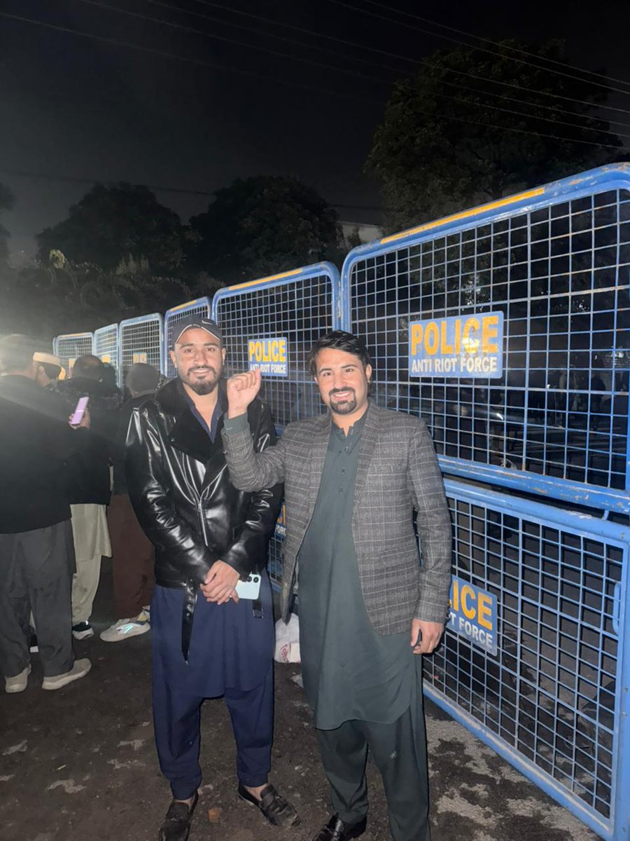 AsimSatti00's tweet photo. اڈیالہ دھرنے میں موجود 
انیس ستی کی شہادت کا دکھ ضرور ہے، لیکن ہمارے جذبات نہیں ٹوٹے۔
ہمارے نظریات نہیں ٹوٹے،
ہمارا حوصلہ نہیں ٹوٹا،
اور نہ ہی حق و سچ کی جدوجہد سے ہمارا عزم کمزور ہوا۔ https://t.co/0LqbWmOMTW