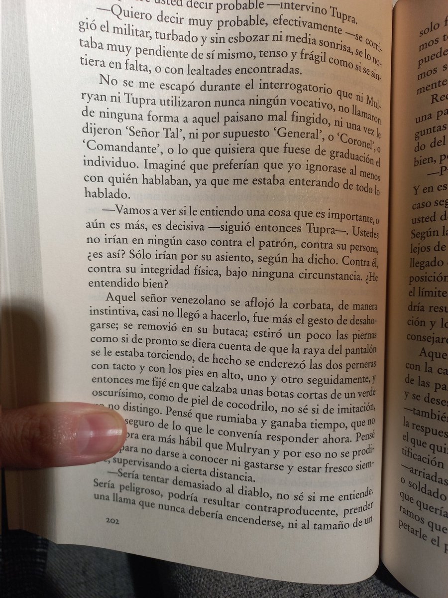 Uno de los primeros encargos de Jacobo Deza tras ser reclutado por el servicio secreto británico consistía en evaluar a un venezolano que solicita fondos al gobierno británico para financiar un plan destinado a derrocar a Hugo Chávez. Tu rostro mañana. #Venezuela