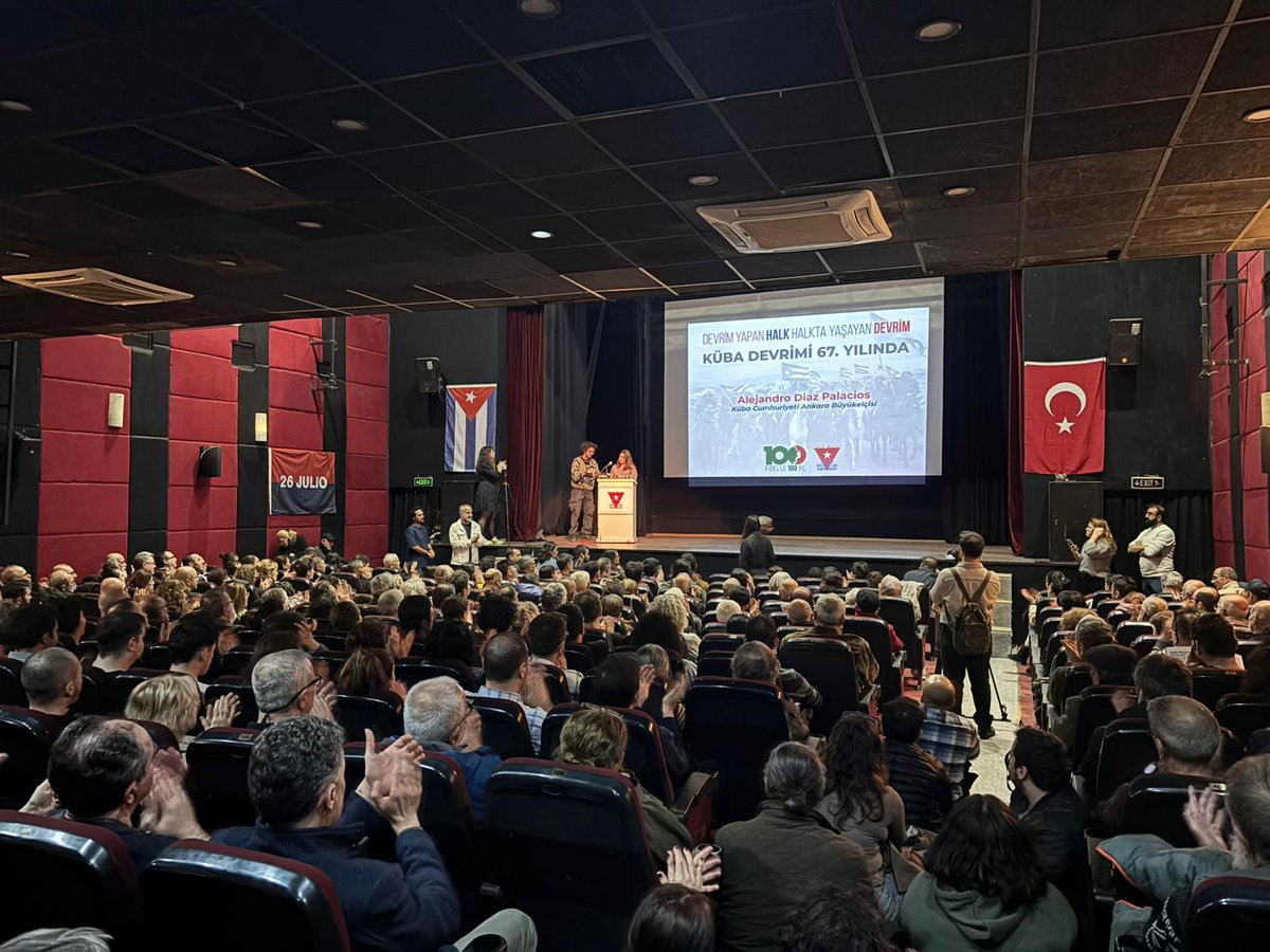 🇨🇺 Küba Devrimi’nin 67. yıldönümü dolayısıyla İzmir’de düzenlediğimiz etkinliğimiz, “Devrimi Yapan Halk, Halkta Yaşayan Devrim” başlığını taşıyordu. Etkinliğimiz ABD’nin Venezuela saldırısında öldürülen 32 Kübalı enternasyonalist savaşçı için saygı duruşu ile başladı.

Küba