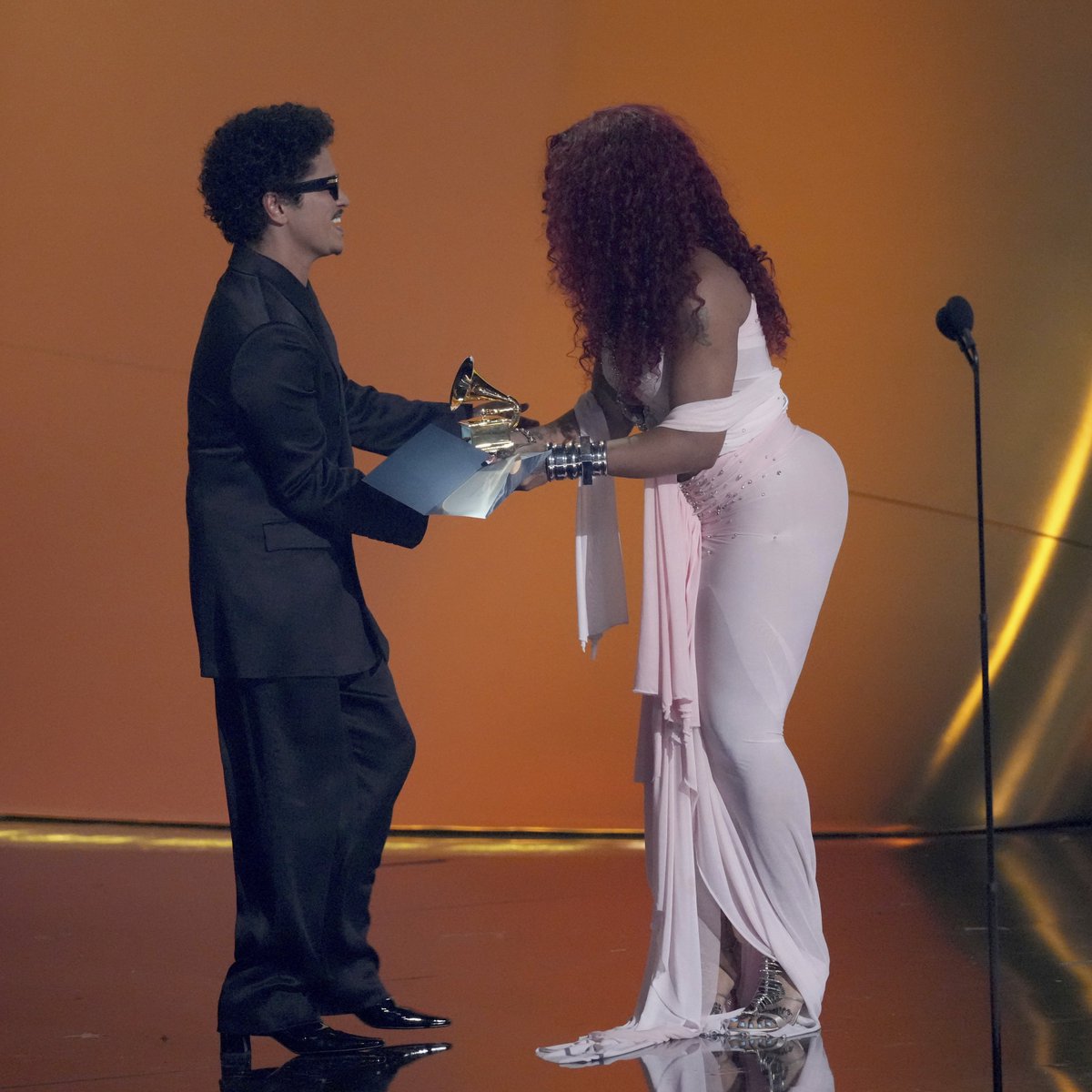 szabrs's tweet photo. precisamos de um feat sza x bruno mars... o mundo não seria o mesmo https://t.co/4NzTb7anDq