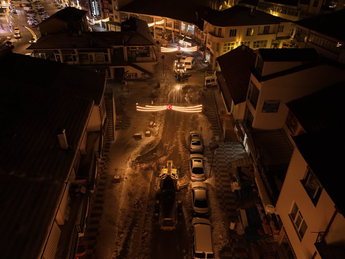 1- Karla mücadele ekiplerimiz kar yağışı sonrasında ana arterlerde yol kenarlarında biriken kar yığınlarını  ve buzlanmaları temizlemeye devam ediyor.