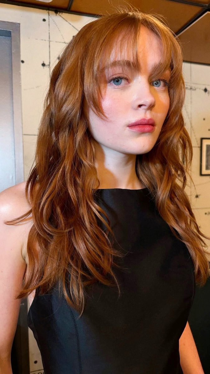 Indie5051's tweet photo. Sadie Sink con fleco 🧡 https://t.co/ozF8xGrAuC