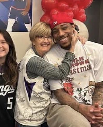 lovethyKings's tweet photo. @DeMar_DeRozan I was so excited to get this picture at the STH party last year. I wanted you to sign my jersey, but the Kings rep said no, even though you said ok. One day, hopefully! Go Kings! https://t.co/mNRsl7L2Z9