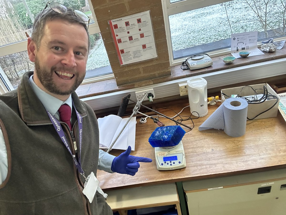 DrDavidBoyce's tweet photo. Big blue - my giant copper sulfate crystal today hit 7000 carats - or 1400g. It now is about a year old. https://t.co/batlUEu0oP