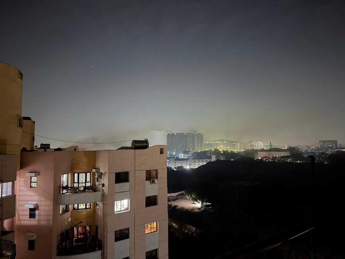 vishalsingh_403's tweet photo. @PMCPune @mpcb_official @CPCB_OFFICIAL @PMOIndia
please help to put an end to frequent #garbagefires in #hadapsar around #HadapsarIndustrialEstate 

Complaints : W115034, W114872

There is toxic smoke from a new fire in new place everyday. Sharing pics from same balcony. https://t.co/7TuEutAHWg