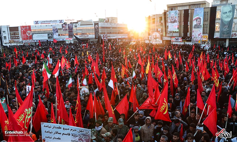 «دوست دارم کرمان برای همیشه با ولایت بماند»این آرزوی حاج قاسم بود، و مردم کرمان در آن روز نشان دادند لبیک‌شان همیشگی است.
#ایرانمرد #تشییع_باشکوه