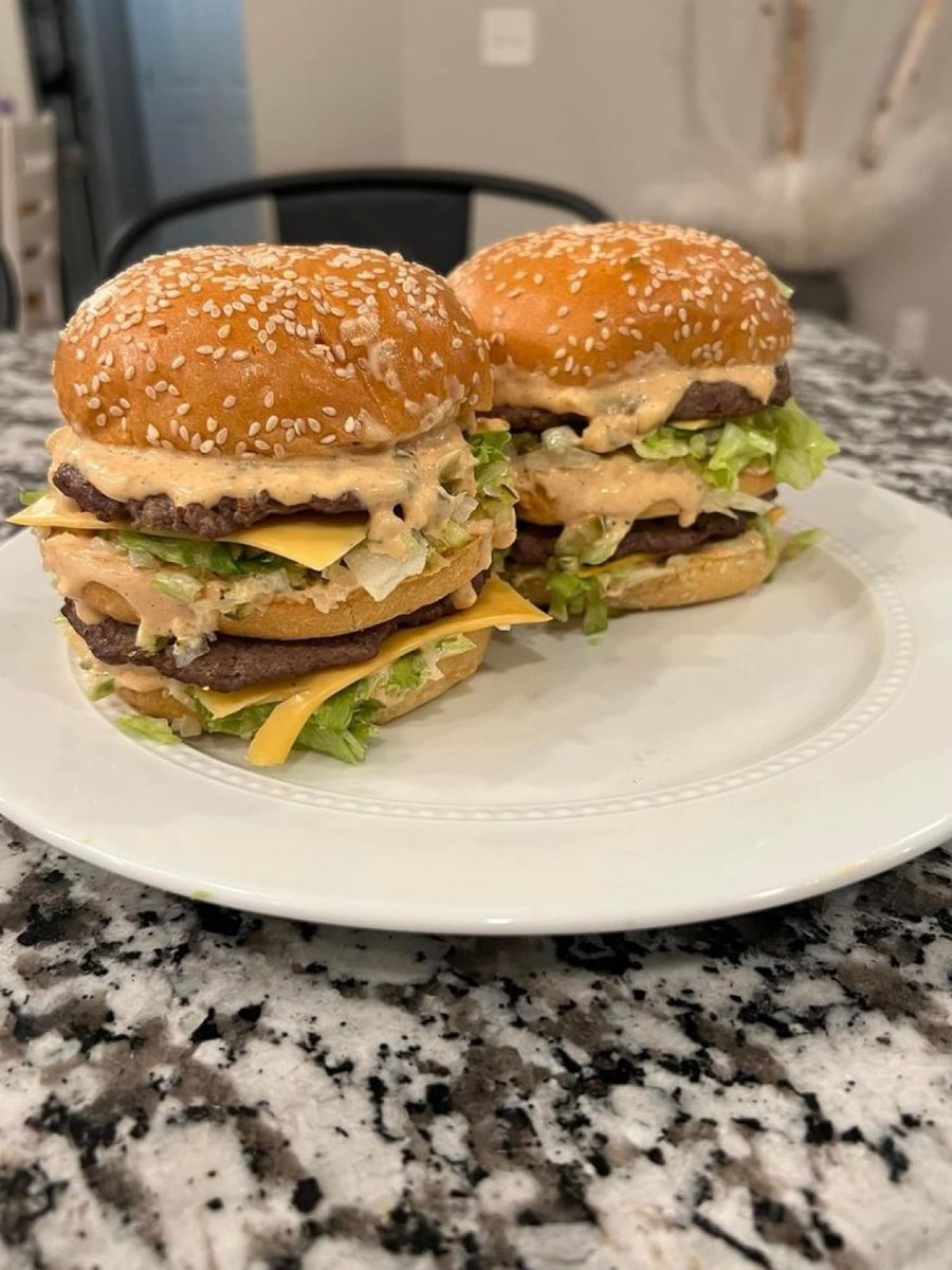 NoContextHumans's tweet image. Home made Big Macs🤤🍔