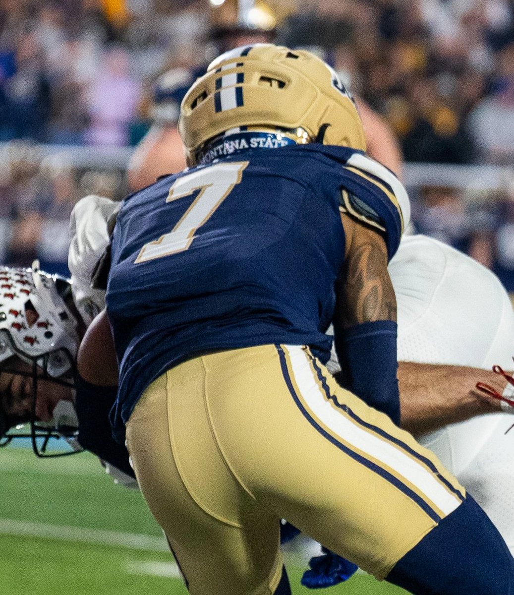 Guardian_Caps's tweet photo. Tayden Gray became the first player to wear a Guardian Cap in the FCS Championship Game. Montana State defeated Indiana State 35-34. Gray finished the game with 6 tackles, 1 solo tackle, and 0.5 tackle for loss. https://t.co/1sUaE0Fgw6