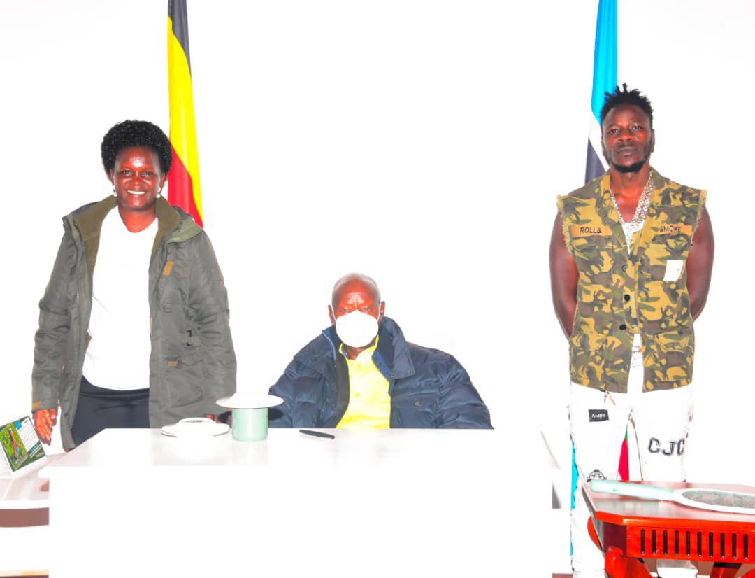 GalaxyFMUg's tweet photo. Award winning singer @AlienSkinUg and Commissioner Hellen Seku commonly known as “Maama Fangone” have today met President @KagutaMuseveni ahead of next week’s elections. 

What is your say about this meeting? 

#ZzinaUpdates https://t.co/yA6ooRFcdC