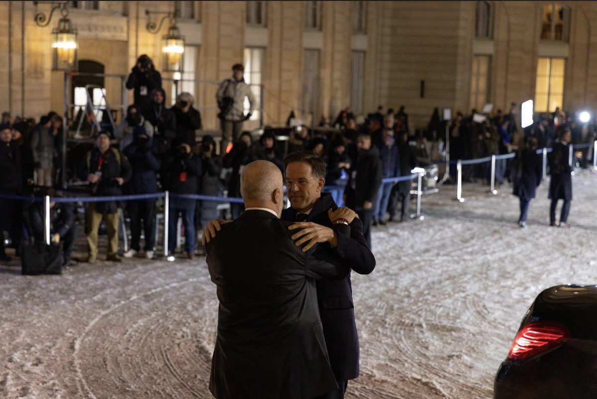 AlbanianDiplo's tweet image. 📍Paris – Foto familjare e liderëve pjesëmarrës në takimin “The Coalition of the Willing”🇦🇱🤝🌍