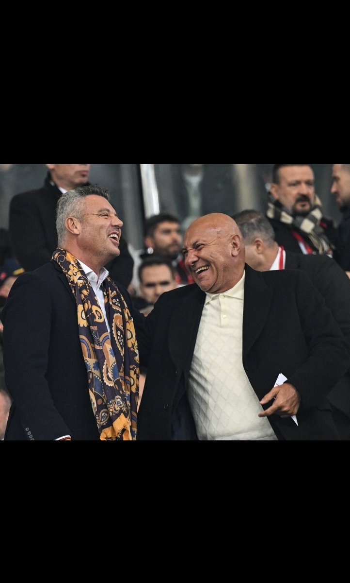 Bir tarafta endüstriyel futbol bir, tarafta yürekten futbol.
Bir tarafta SAMSUNSPOR bir tarafta yılportspor.. 😔
<a href="/ismailuyanik_ss/">İsmail Uyanık</a> 
<a href="/YY_Samsun/">Yüksel YILDIRIM</a>