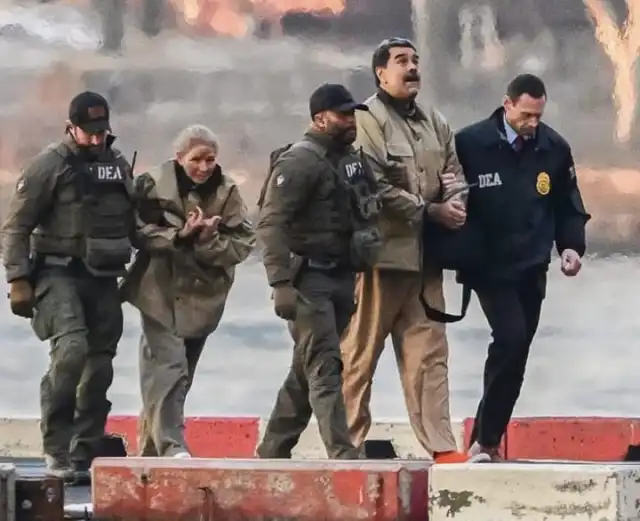 MarioNawfal's tweet image. 🇺🇸🇻🇪 MADURO &amp;amp; HER WIFE INJURED WHILE WHILE ATTEMPTING TO ESCAPE U.S. FORCES

During a closed-door briefing Monday, senior Trump officials confirmed that Nicolás Maduro and Cilia Flores were injured while trying to escape U.S. Special Forces during Saturday’s operation.

Both…