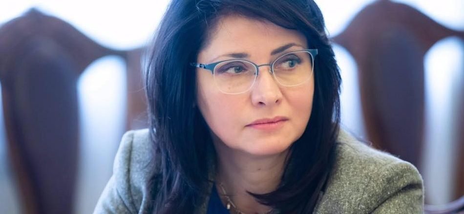 Euro_Solidarity's tweet photo. Ірина Фріз. За Конституцією призначення та звільнення Голови СБУ це виключне повноваження Верховної Ради
https://t.co/MfZ0w1ke3k https://t.co/kJuJg48B3z