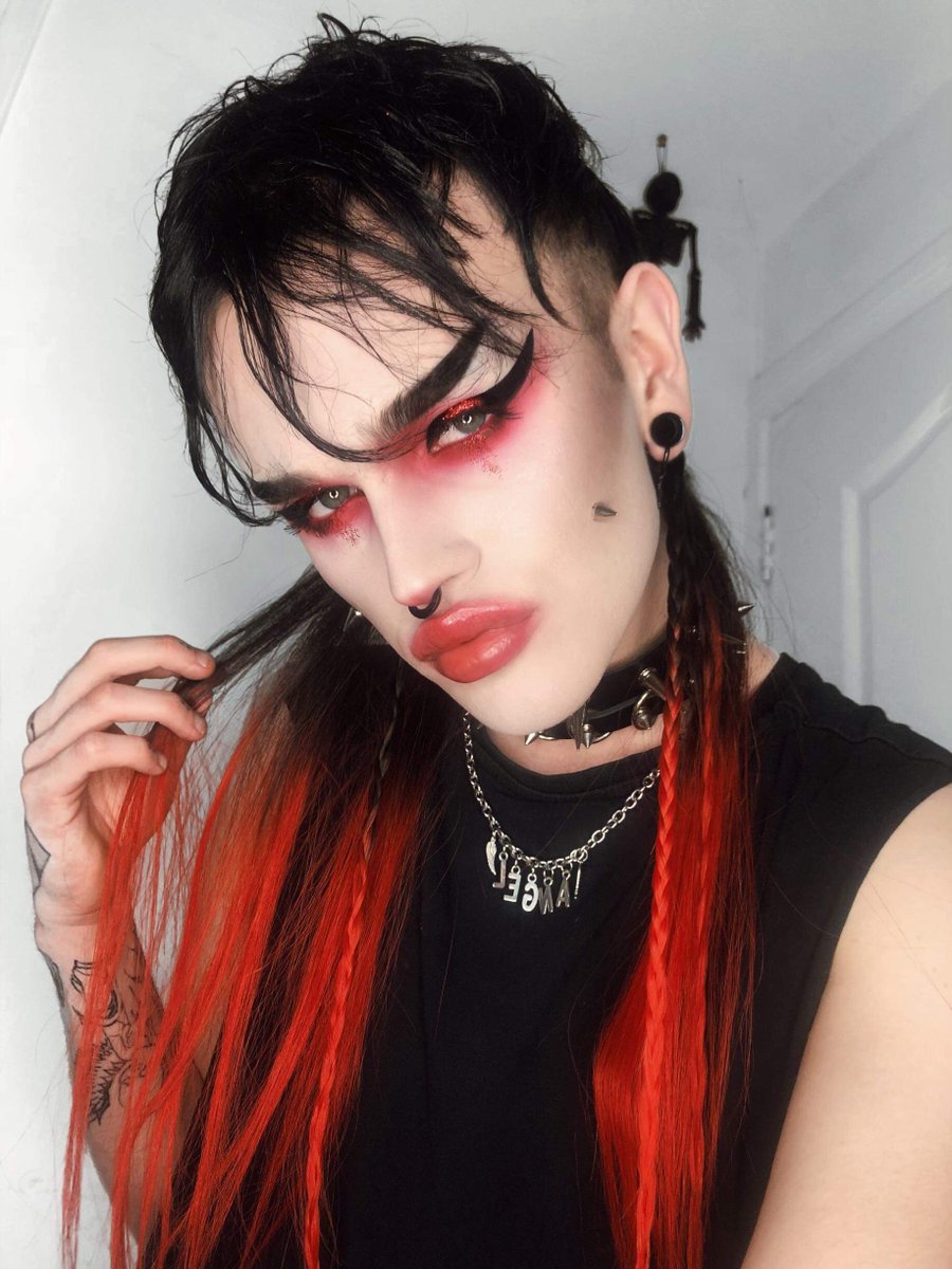 itsavivaxo's tweet image. Another transition GLOW UP 🏳️‍⚧️ 18 to 23.
 Being a trans woman sure does look good on me 🏳️‍⚧️