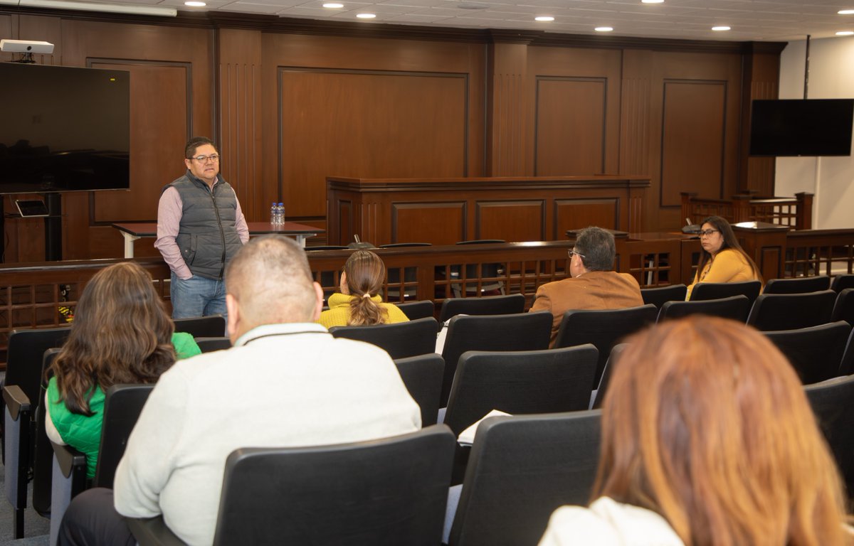 PJEdomex's tweet photo. Concluyó el taller de formación para 54 juezas y jueces electos que se integraron al #PJEdomex en septiembre pasado.

La capacitación se organizó en dos vertientes: una enfocada en quienes desarrollan funciones jurisdiccionales en materia penal y otra dirigida a las áreas familiar, civil y mercantil.

Durante 10 jornadas en la @EJudicialEdoMex, especialistas compartieron experiencias y herramientas orientadas a fortalecer el desempeño jurisdiccional, con la finalidad de brindar a la ciudadanía mexiquense confianza en que las personas responsables de administrar justicia cuentan con preparación continua y actualización constante.

En esta actividad académica participaron el Magistrado Presidente del Tribunal Superior de Justicia, Héctor Macedo García; el Magistrado José Luis Embris Vásquez, Director General de la Escuela Judicial; el Magistrado Jorge Jesús Bernal Valdés; las Magistradas Nancy Flores Mendoza, Janet Patiño García y Blanca Colmenares Sánchez; así como las y los jueces María Elena Pons Escalera y César Bulmaro Díaz Morán.