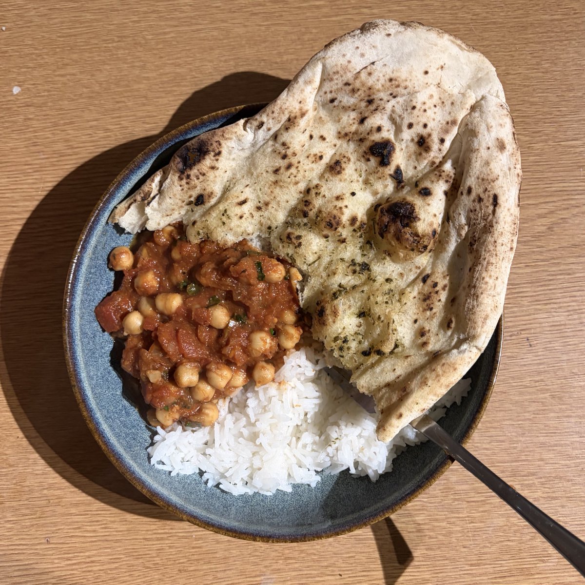 bugxic's tweet image. chickpea curry with a fat piece of naan coz i fucking love naan