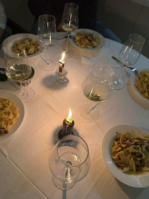 Poppyq7ye's tweet photo. A cozy, candlelit dinner with my best friend.” https://t.co/ClKXVfW1ZN