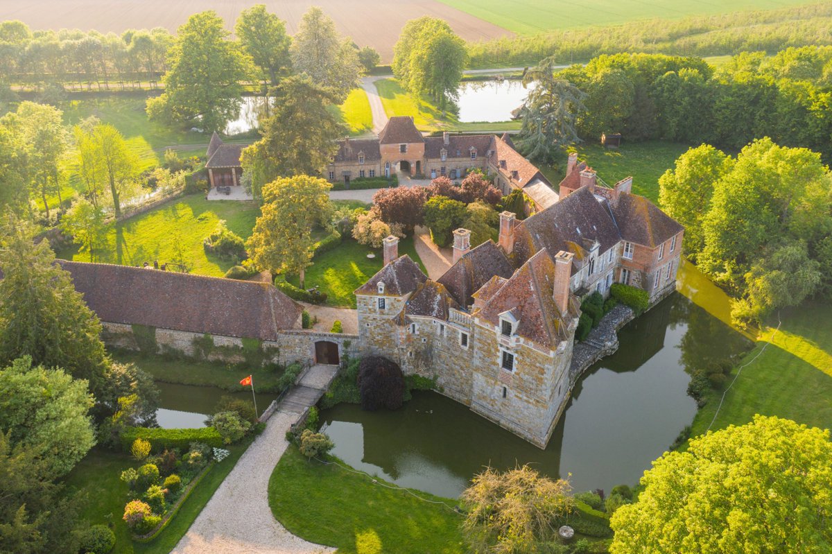 Le #Château du #BlancBuisson à Mesnil en Ouche dans l’#Eure en #Normandie est une ancienne maison forte cachée au milieu de la nature, dont les origines remontent au XIIIe siècle pour assurer la protection des habitants et voisins contre les rôdeurs et les brigands.