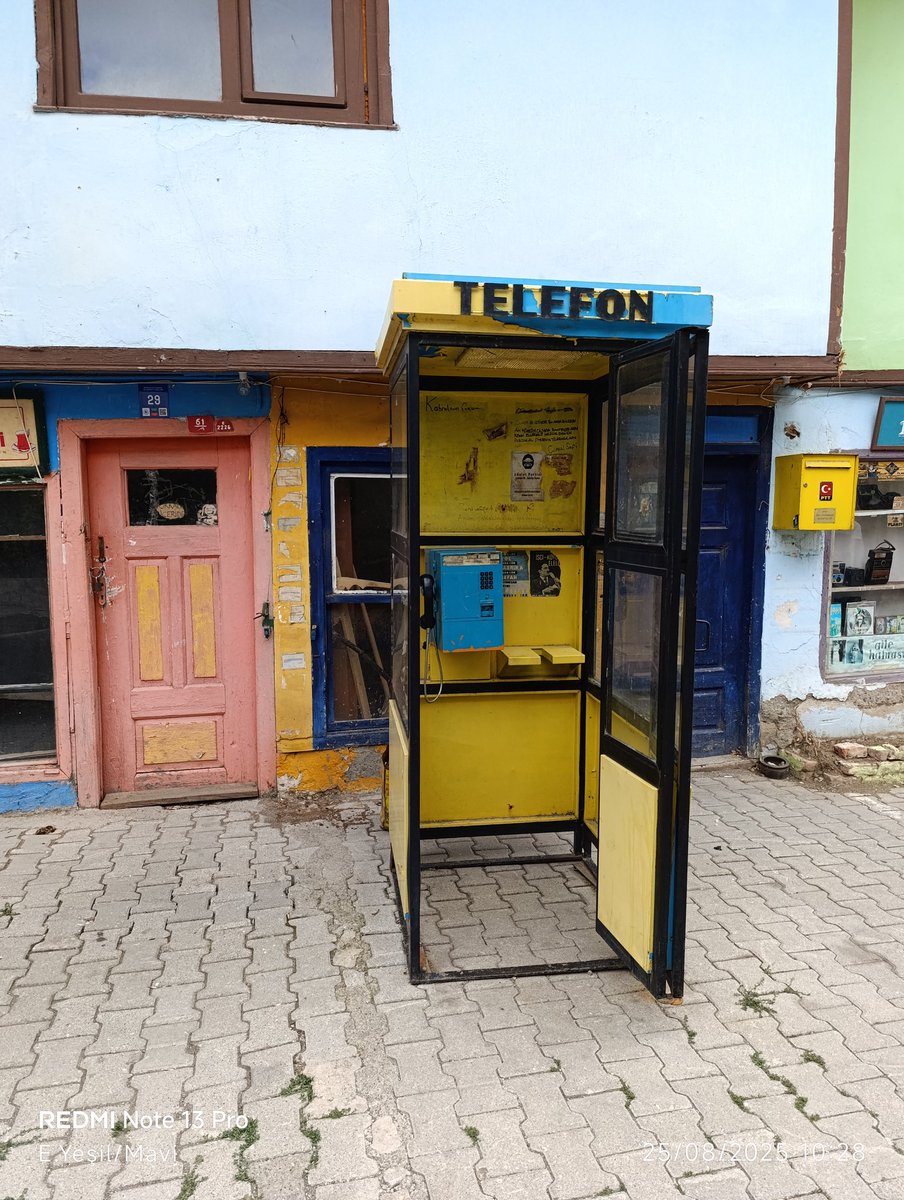 Geceye...

Neyse ki yarın var.
Umutların en sevdiği gün.