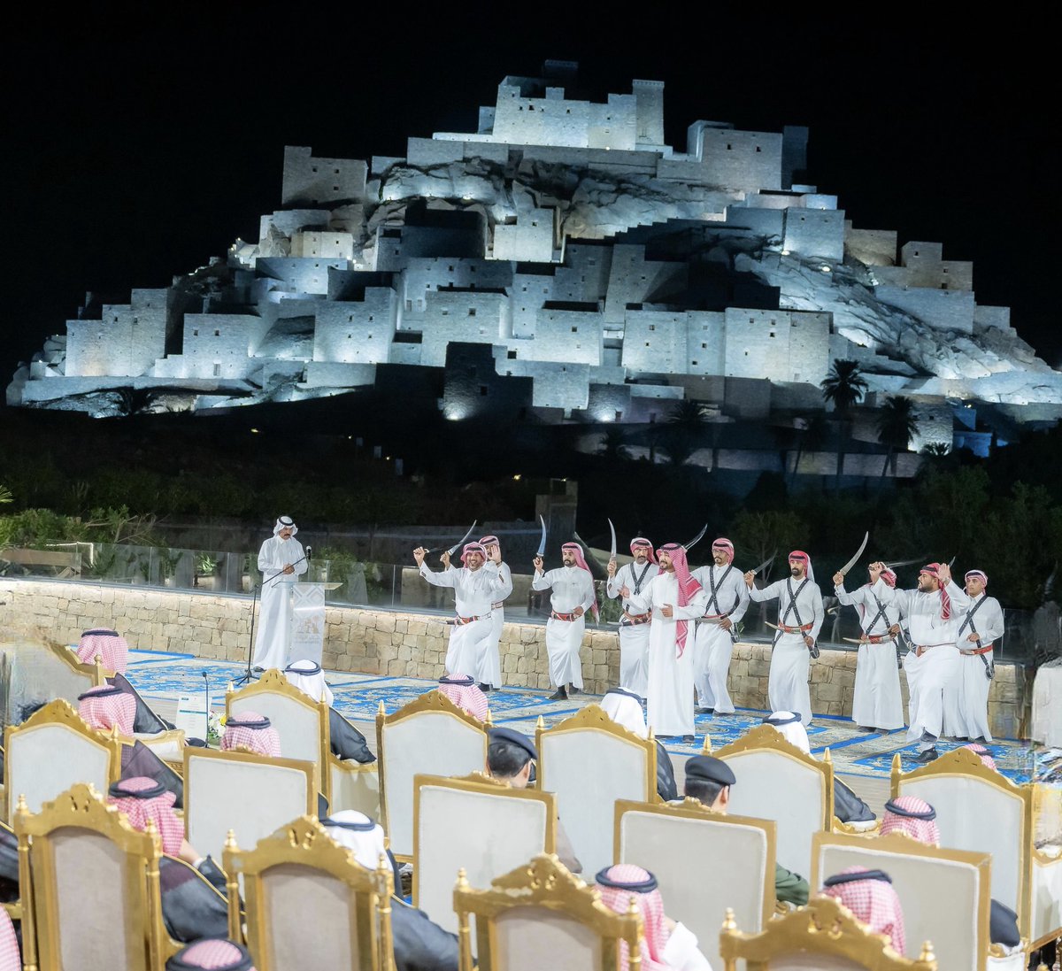 سمو الأمير الدكتور #حسام_بن_سعود_بن_عبدالعزيز
أمير منطقة #الباحة، يدشّن مهرجان شتاء الباحة في قرية ذي عين التراثية بمحافظة المخواة، والذي يشتمل على أكثر من (480) فعالية متنوعة ثقافية وتراثية وترفيهية ورياضية.

#إمارة_منطقة_الباحة