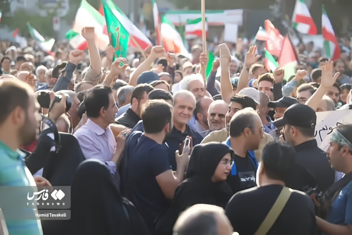 خبر موثق دارم که دکتر پزشکیان این چند روز شجاعانه پای اینترنت ایستاد و اجازه نداد که دسترسی مردم به شبکه جهانی قطع بشه.
درود بر شرفت دکتر👏