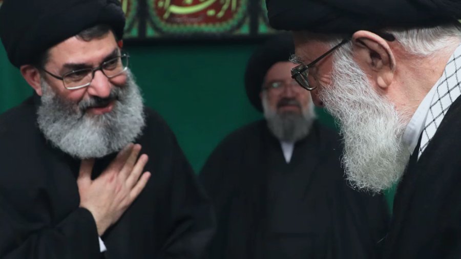 رمز عاقبت بخیری در زمانه فعلی حرفیست که سید هاشم الحیدری زده 
در امام خامنه‌ای ذوب شوید چون او ذوب در اسلام است