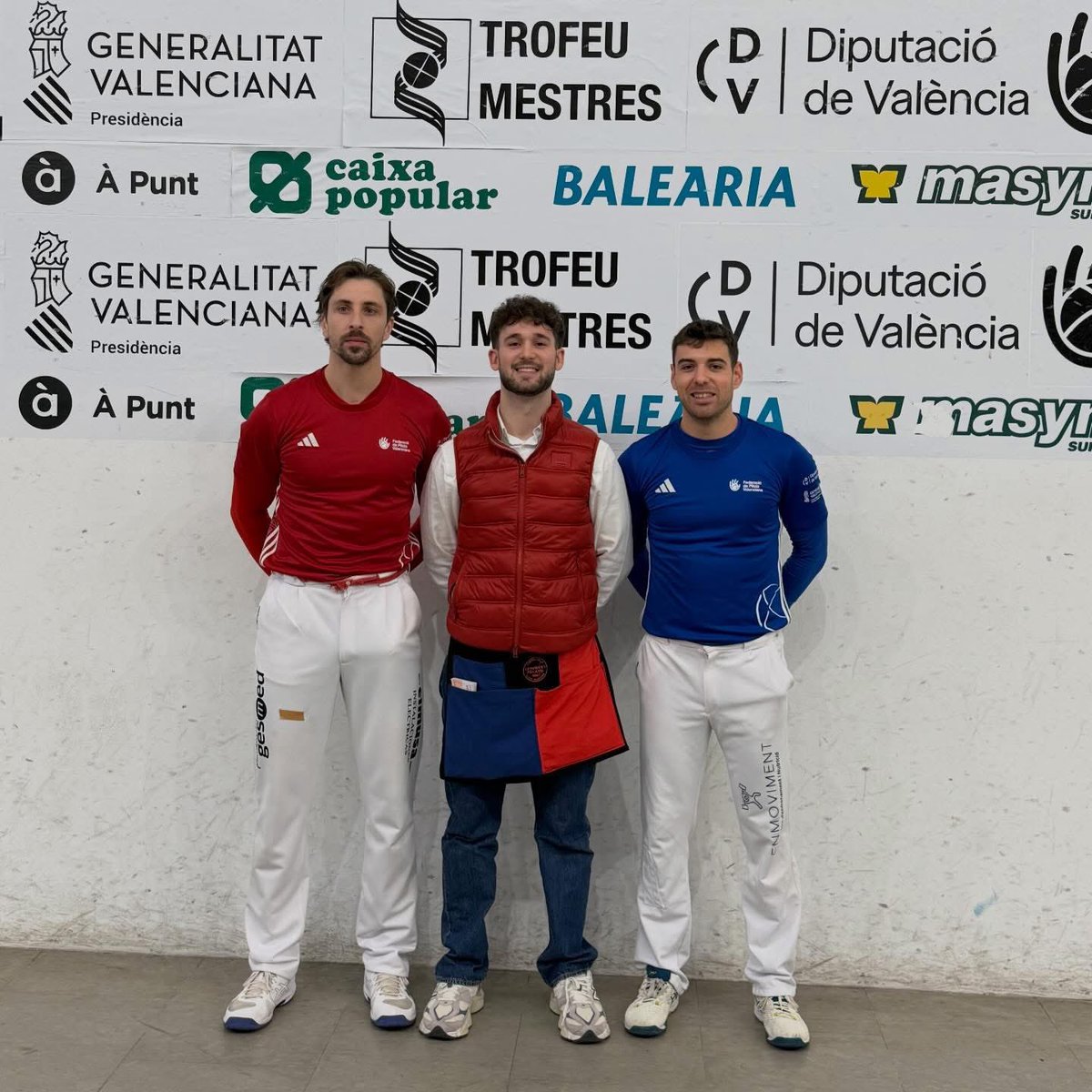 Esta vesprada a la partida de 👑 Reis al <a href="/Pelayotrinquet/">Trinquet de Pelayo</a> 

3️⃣5️⃣🔴 Puchol II
6️⃣0️⃣🔵 De la Vega

📸 #TrinqueteR

#PUCHOLPILOTARI <a href="/Imedes/">Imedes</a> <a href="/Gesmed/">Gesmed</a> <a href="/WitsCompany/">Wits Company</a> <a href="/fedpival/">FedPilotaValenciana</a> <a href="/pilotapro/">PilotaPro</a>
