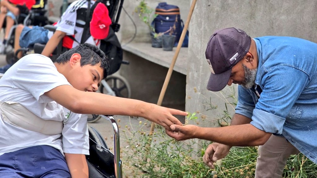 Hoy compartimos una hermosa jornada en la huerta🌱 adaptada de #DonOrione.

Limpieza, trasplante 🌿y trabajo en bancales adaptados, donde cada gesto importa y cada proceso tiene su tiempo.
La tierra como lenguaje común, el cuidado como forma de respeto y la huerta🌱 como un