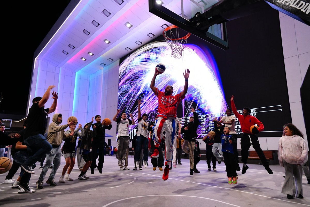IntuitDome's tweet image. We had a VERY special guest at last night’s L.A. Clippers game 👀🏀 

Harlem Globetrotter Zeus McClurkin pulled up to shoot around and take on some on-court challenges!

Catch Zeus and the full Harlem Globetrotters squad LIVE at Intuit Dome on February 20 as they celebrate their…