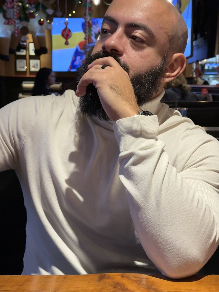 انت مبرمج؟
- لا

طب تعرف يعني ايه debugging؟
- لا .. بس سمعت عن حاجة اسمها "باج" قبل كدة. فالكلمة مش غريبة عليا

طب عمرك صحيت الساعة ٢ الفجر، تجري على جهاز الكمبيوتر بتاعك عشان جالك ايميل ان البروداكشن واقع؟
- لا

طب عمرك كتبت query غلط عل داتابيز، و مكنتش عامل backup، و اتمنيت