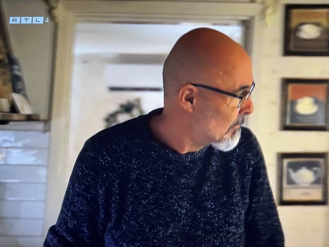 “Boter? Je wil boter bij je ontbijt?
Hoezo zou je boter willen?”

Ik geloof niet dat ze botergeil van Robin gaat worden.
Wat een skere armoedzaaier zeg, met zijn lege koelkast!!
 #wintervolliefde