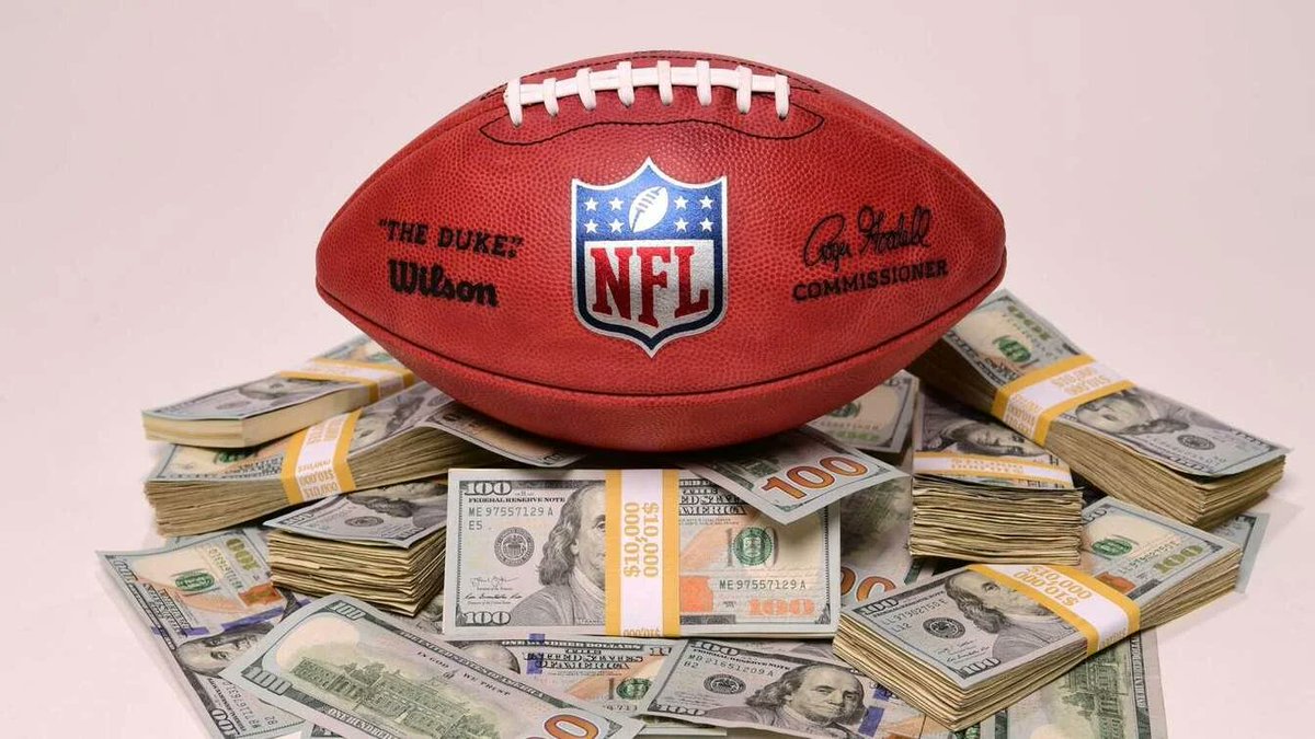 NFL_DovKleiman's tweet image. 𝗕𝗥𝗘𝗔𝗞𝗜𝗡𝗚: To watch the entire NFL Wild Card Weekend, it will cost fans close to ONE HUNDRED DOLLARS this year. 

To watch every game, you’ll need each of the following streaming services:

• ESPN: $29.99/mo
• Amazon Prime: $14.99/mo
• Peacock: $11.99/mo
• Paramount+:…