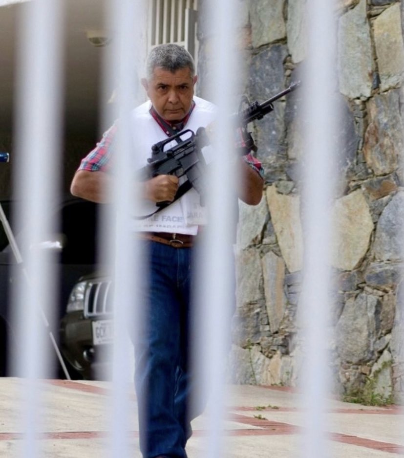 This is Venezuelan General Ángel Vivas, and Delta Force agents would definitely pay respects to him today. Long critic of Chávez and Maduro’s race Communism, he faced the regime’s Military Counterintel in a standoff at his house, during the 2014 protests.

Refusing to turn