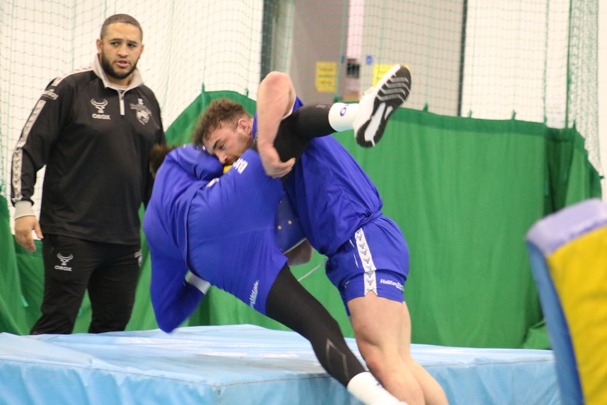 HalifaxPanthers's tweet photo. PRE SEASON 2026 💪 The weather out there might be freezing, but there's no wasted sessions round here 😤

The boys put in some solid work during a first team full contact session as we ramp things up for Round 1 🔵⚪️🐾 12 days and counting until we're back in business 👊

#FAX26 #UTP #BAWA #PreSeason #RugbyLeague
