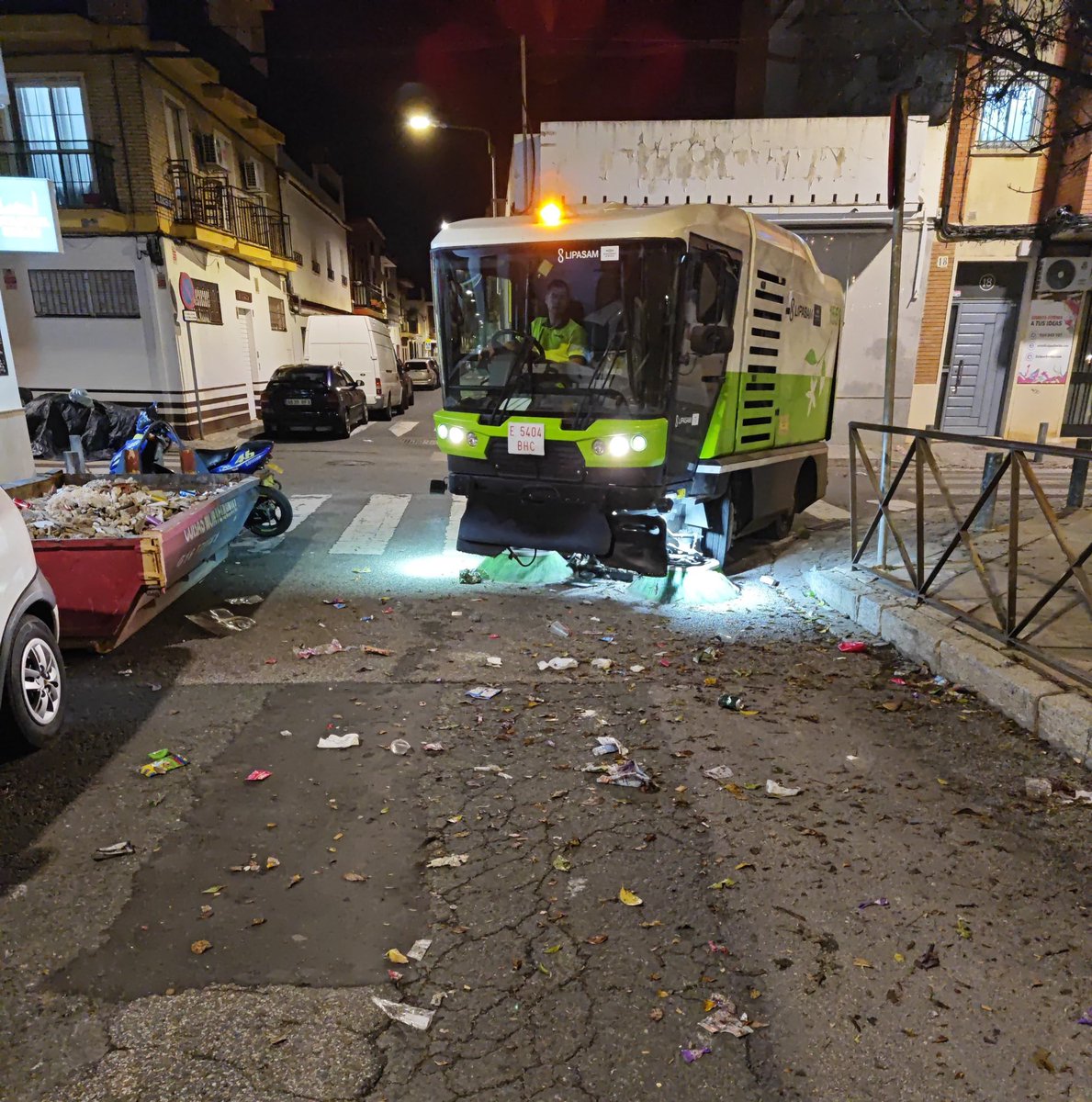 Hoy se despiden los Reyes Magos dejando a su paso regalos y sonrisas

Lipasam trabaja tras el paso de las carrozas

En tu propósito de ser más sostenible este 2026, ¡recuerda depositar los residuos dentro de los contenedores y las cajas de cartón plegadas! 

Eres imprescindible.