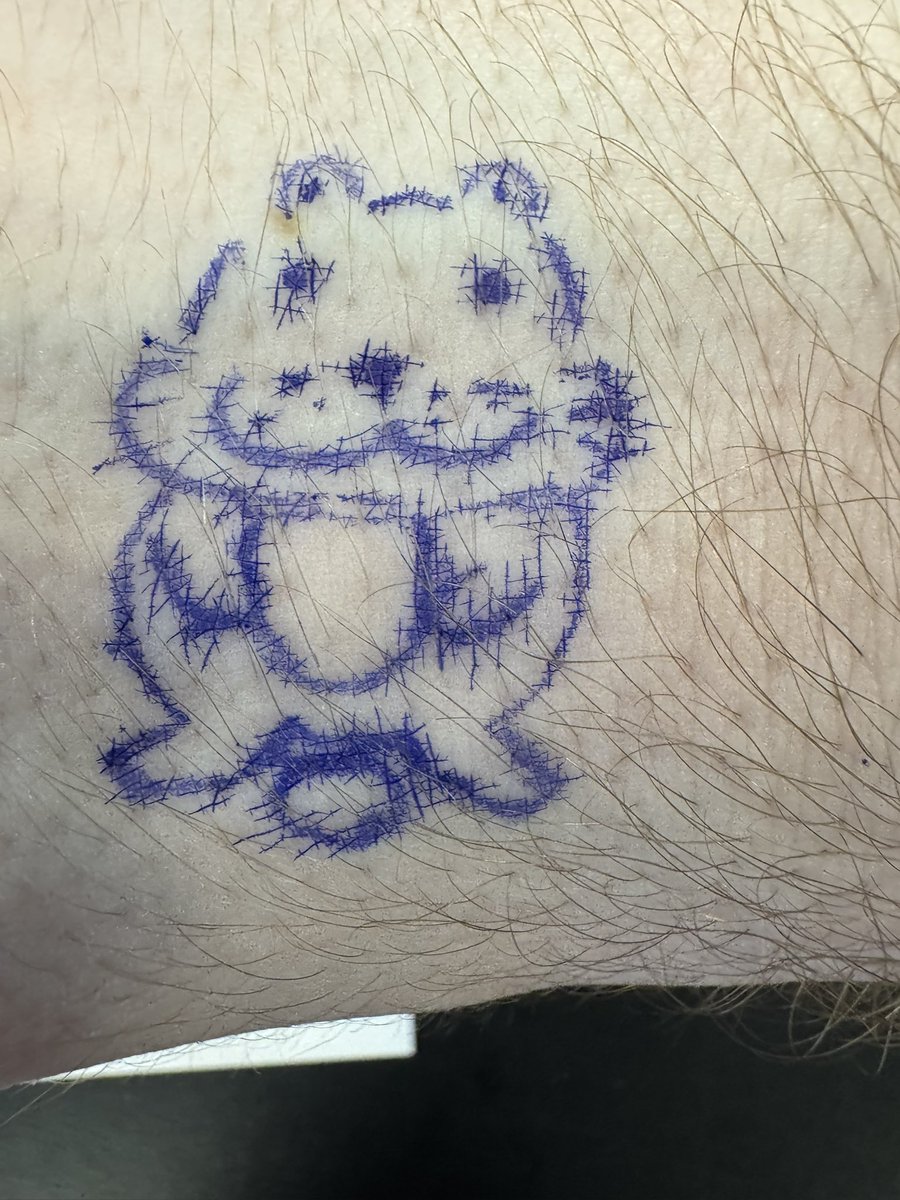 101AngryJurors's tweet image. Everyone look at this hamster I drew on my hand