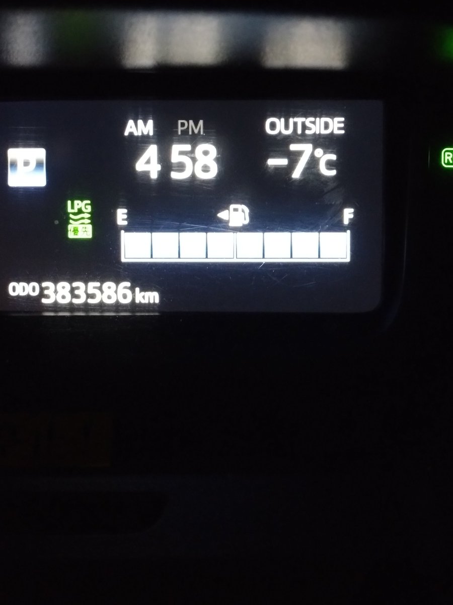 西の空に月🌖 なんかもらったけど使わないで期限切れそう(笑)