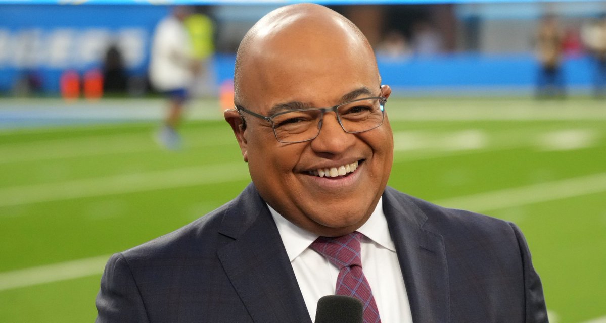 awfulannouncing's tweet image. It doesn’t matter the sport or situation, nobody is more prepared than Mike Tirico dlvr.it/TQBcK2
