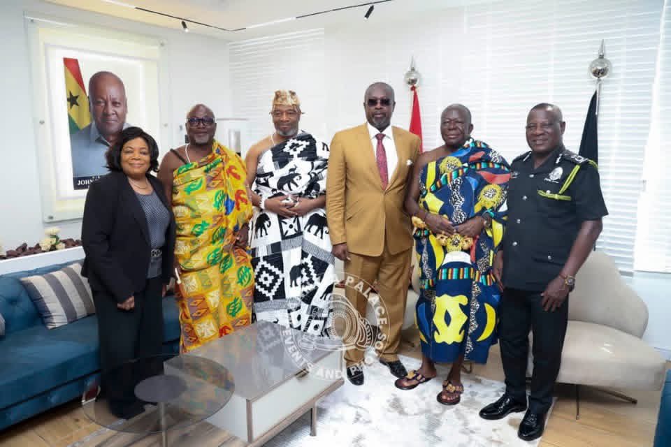 Asante_nation's tweet image. The Ga-Mantse, Nii Teiko Tsuru II, joined the Asantehene Otumfuo Osei Tutu II during his maiden visit to the National Police Headquarters. 

Piawwwwwwwww!!!